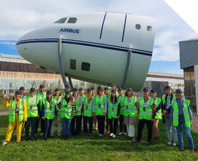 Commission Femmes visitant Airbus